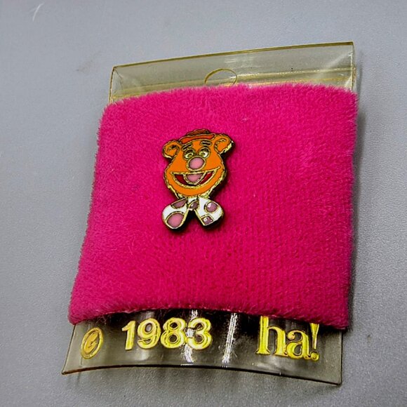 Muppets Fozzie Bear Face Pinback Lapel Pin Enamel Metal Vintage 1983 ha! - Picture 2 of 5